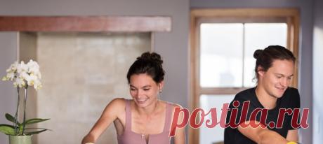 Когда отношения только начинались, вы мечтали хотя бы на время запереть дверь и наконец-то остаться только вдвоем. Никуда не бежать, никого не впускать — отгородиться от мира. И вот романтическая фантазия сбылась, но вы уже не уверены, что рады этому. #мужчинаиженщина #психологияотношений #советыпсихолога