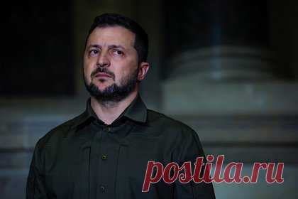 Зеленскому посоветовали бежать из страны. Бывший американский разведчик Скотт Риттер предложил Владимиру Зеленскому бежать из Украины. В противном случае, предупредил эксперт, Зеленский может нарваться на гнев офицеров, которые чувствуют себя преданными из-за его некомпетентности.