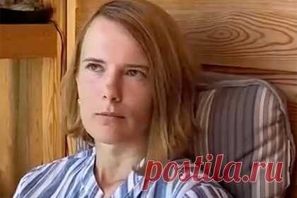 Россиянка с инвалидностью стала полиглотом и начала давать уроки. Прикованная к инвалидной коляске жительница Батайска Ростовской области Натали Милан стала полиглотом и начала заниматься с людьми со всего мира. Иногда она проводит бесплатные уроки для инвалидов. По словам Милан, в 9 лет у нее диагностировали мышечную атрофию. Уже через пять лет она перестала ходить.