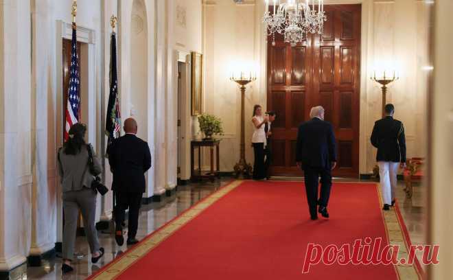 The Atlantic узнал позицию Трампа по пошлинам в адрес Китая из-за России. Трамп угрожал пошлинами за покупку нефти у России и Индии, и Китаю. Если меры против Нью-Дели уже анонсированы, то с Пекином американский лидер осторожен из-за опасений сорвать торговые переговоры