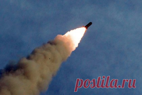 В КНДР испытали аналог HIMARS. В Северной Корее создали управляемый снаряд калибра 240 миллиметров для реактивных систем залпового огня (РСЗО), который может стать аналогом американских снарядов РСЗО HIMARS, передает ЦТАК. Академия национальной обороны Северной Кореи провела успешное испытание снаряда с системой управления траекторией полета.