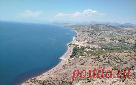 Морское и Веселое, Крым: отдых на море и пляжи |
В Крыму, между Алуштой и Судаком расположились почти рядом курортные посёлки Морское и Веселое, которые славится длинной береговой линией и спокойным размеренным и уединённым отдыхом. Из развлечений здесь на большинстве пляжей будет только солнечная погода и морская вода. Отдых на море в поселках Морское и Веселое можно совмещать с экскурсиями по Крыму и прогулками на катерах по морю.