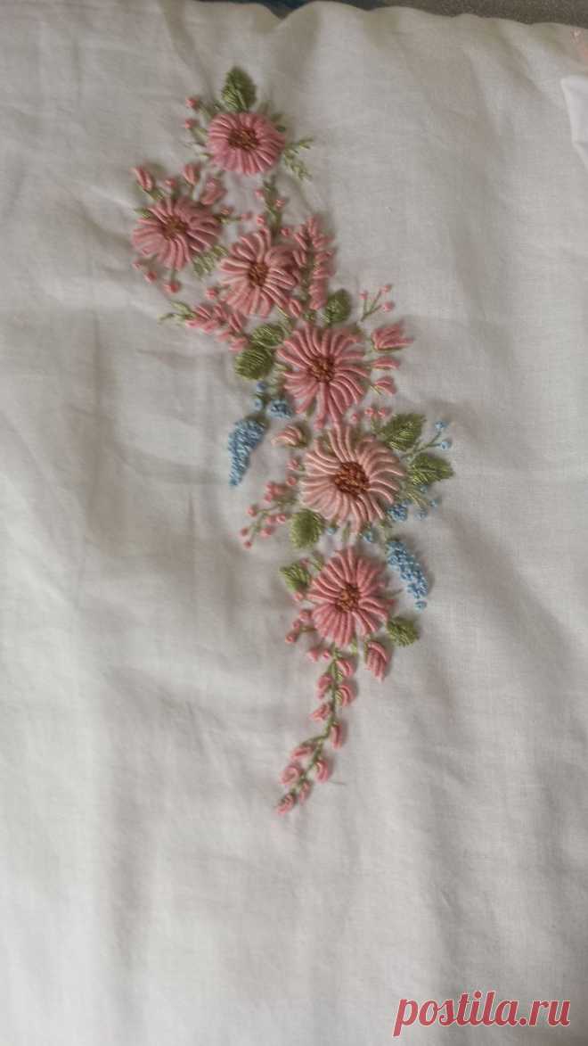 Dies enthält ein Bild von: Pin by mumtz moulana on Brazilian Embroidery by Mumtaz | Brazilian embroidery stitches, Hand embroidery patterns, Hand embroidery patterns flowers