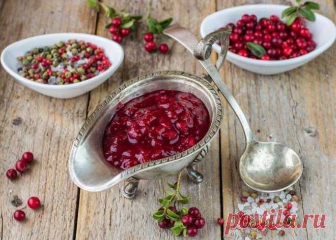 Брусничный соус к мясу Это очень вкусно: легкий, не жирный, пикантный, с легкой горчинкой, делается быстро, ароматы пленительные.Ингредиенты:  250 гр ягод (если замороженные, надо предварительно достать и разморозить)  100 мл воды  75 гр сахарного песка 1 ч.л. молотой корицы 50 мл...