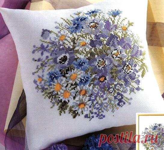 ​Вышивка крестиком: полевые цветы Вышивка крестиком: полевые цветыСамые распространённым сюжетом в вышивке считаются цветы. По приметам считается, что многие цветы помогают в исполнении определённых желаний. Если повесить дома вышивку с полевыми цветами, то она будет охранять от дурных мыслей.