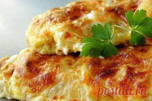 Куриная грудка с сыром. 

Куриную грудку можно приготовить способом, который сохранит всю сочность, вкус и аромат этого мяса. В этом рецепте курятина по сути фаршируется сыром и запекается в духовке. 

Куриная грудка очень аппетитная и сочная. Сделайте в грудках надрез, в который вложите сыр. Закройте его зубочистками, запанируйте мясо муке, яйце и сухарях и обжарьте на сковороде до румяной корочки. Затем выложите грудки на противень и запеките в духовке в течение 20 минут...