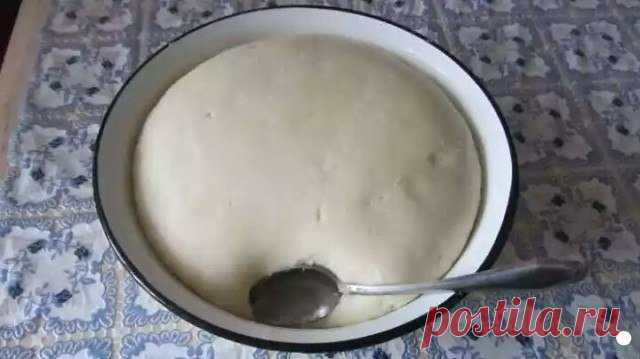 Дрожжевое тесто с уксусом

Это дрожжевое тесто подходит для пирогов с любыми начинками. Оно универсально.
Количество продуктов для теста я определила путем долгих проб и ошибок.
Готовится оно довольно быстро, безопарным способом. Долго не черствеет. Попробуйте его, и вы в него влюбитесь! Более того, его можно использовать как основу для слоеного дрожжевого теста на круассаны и булочки. Но об этом, чуть позже. Для начала - обычный универсальный вариант дрожжевого теста для ...