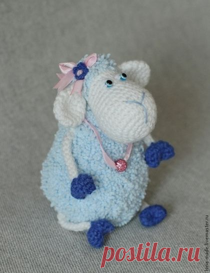 Овечка  (вязаная игрушка). Подарок на новый год. Новогодний сувенир.