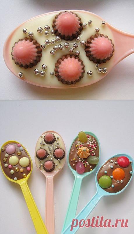 Ложки, полные шоколада.Сладкие сувениры.