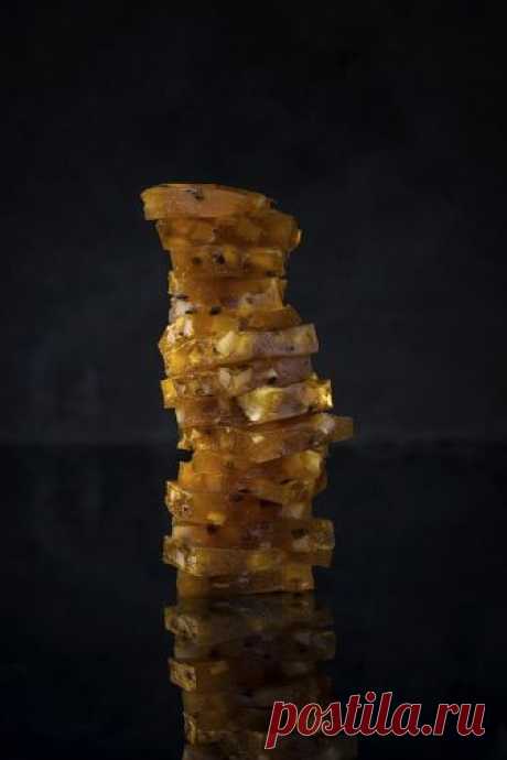 Мармелад «Доминикана» | GL    Соединить фруктовое пюре, кусочки кокоса с сахаром и глюкозой, немного прогреть. В миске смешать пектин с сахаром (60 гр), влить 1/3 теплого пюре, перемешать венчиком, вернуть в сотейник к остальной части пюре. Перемешать и варить на среднем огне, помешивая до 108 градусов. Снять с огня и влить лимонную кислоту, разведенную в воде. Сразу заливаем горячий мармелад в формы (это может быть как металлическая рамка, форма круг, так и силиконовые фо...