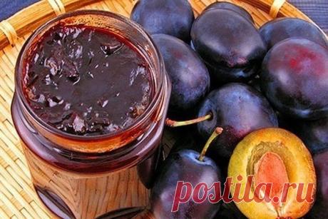 СЛИВОВОЕ ВАРЕНЬЕ ПО-ГРУЗИНСКИ 

Невероятное вкусное варенье с манящим ароматом корицы и орехов, напоминает по вкусу конфеты. 

Ингредиенты: 
— 2кг слив; 
— 1 чайная ложка натертого имбиря; 
— 1 чайная ложка корицы; 
— 150гр очищенных грецких орехов; 
— 600гр. сахара; 
— 1 литр воды. 

Приготовление: 

Сливы вымыть, высушить, разрезать пополам и удалить косточки. Грецкие орехи измельчить. 

Сливы сложить в кастрюлю для варки и засыпать сахаром. 
Затем залить водой, поставит...