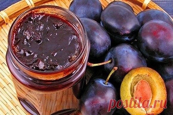 СЛИВОВОЕ ВАРЕНЬЕ ПО-ГРУЗИНСКИ 

Невероятное вкусное варенье с манящим ароматом корицы и орехов, напоминает по вкусу конфеты. 

Ингредиенты: 
— 2кг слив; 
— 1 чайная ложка натертого имбиря; 
— 1 чайная ложка корицы; 
— 150гр очищенных грецких орехов; 
— 600гр. сахара; 
— 1 литр воды. 

Приготовление: 

Сливы вымыть, высушить, разрезать пополам и удалить косточки. Грецкие орехи измельчить. 

Сливы сложить в кастрюлю для варки и засыпать сахаром. 
Затем залить водой, поставит...