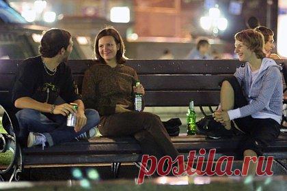 Юрист предупредил россиян о последствиях распития алкоголя во дворе. При агрессивном поведении или неоднократных нарушениях, людям, распивающим алкогольные напитки во дворе или подъезде жилого дома, грозит арест. Употребление алкоголя в публичных местах, в том числе в подъездах и во дворах жилых домов, запрещено законом, напомнил юрист Степан Хантимиров.