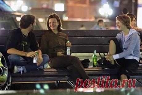 Юрист предупредил россиян о последствиях распития алкоголя во дворе. При агрессивном поведении или неоднократных нарушениях, людям, распивающим алкогольные напитки во дворе или подъезде жилого дома, грозит арест. Употребление алкоголя в публичных местах, в том числе в подъездах и во дворах жилых домов, запрещено законом, напомнил юрист Степан Хантимиров.