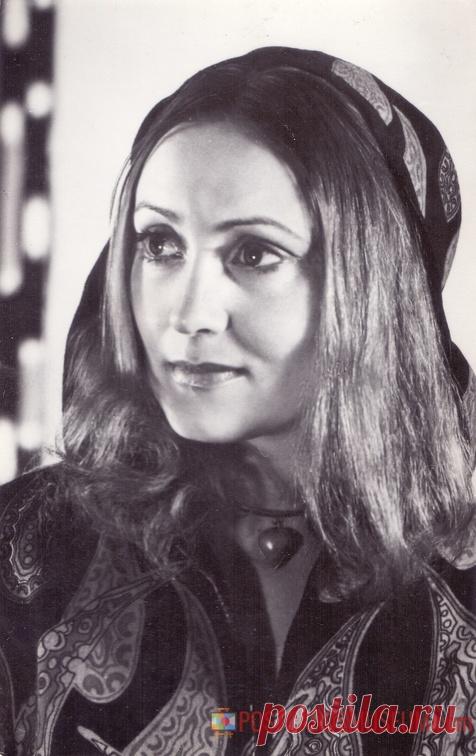 1982. Лариса Кадочникова - о1162 | POSTCARDSMUSEUM.com