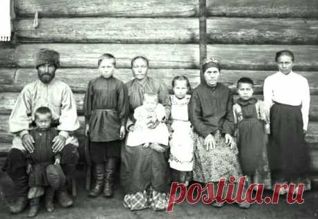 Почему важно знать своих предков до седьмого колена В традициях многих культур планеты признается громадное влияние предков на судьбу потомков. Это легко объясняется современной генетикой, но религиозные трактаты уточняют, что от предков зависит не только цвет глаз, форма ушей и тембр голоса человека, но и то, будет ли он счастлив в жизни и какую энергетику передаст своим детям. В связи с этим аспектом очень часто встречаются упоминания о семи коленах (поколениях).