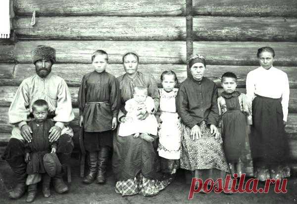 Почему важно знать своих предков до седьмого колена В традициях многих культур планеты признается громадное влияние предков на судьбу потомков. Это легко объясняется современной генетикой, но религиозные трактаты уточняют, что от предков зависит не только цвет глаз, форма ушей и тембр голоса человека, но и то, будет ли он счастлив в жизни и какую энергетику передаст своим детям. В связи с этим аспектом очень часто встречаются упоминания о семи коленах (поколениях).