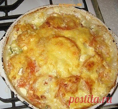 Тушеное мясо под сыром

Продукты:
-Соль
-Майонез
-Сыр
-Картофель
-Лук репчатый
-Лук зеленый
-Помидоры
-Чеснок
-Свинина

Рецепт:
На 200гр мяса - 1 луковица, 4 зубчика чеснока, 4 средних картофелины, 2 помидора, зеленый лук, майонез (по вкусу), около 200гр сыра (по вкусу)
Главное - это класть все слоями, не перемешивая. Режем мясо (свинина без костей), кладем в сковородку и солим
Дальше чистим и режем репчатый лук и посыпаем им мясо
Режем чеснок и кладем туда же.
Дальше чист...