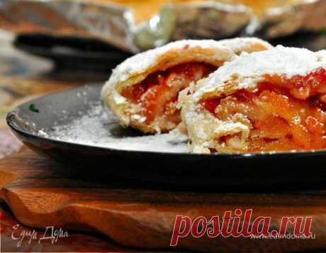 Штрудели с курагой и орехами.