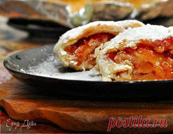 Штрудели с курагой и орехами.