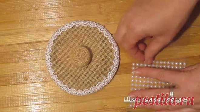 Просто, но очень красиво. Разрезала майонезное ведерко и сделала из него милую вещицу своими руками.