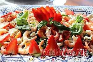 Праздничный салат с руколой, креветками и клубникой | Кулинарные рецепты от «Едим дома!»