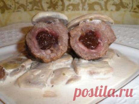 Рулетики из говядины с черносливом и грибным соусом