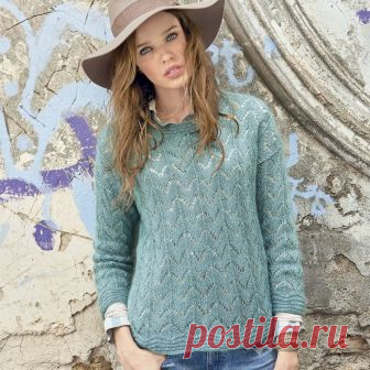 Ажурный джемпер связан из мохеровой и шелковой пряжи. Спицами. / knittingideas.ru