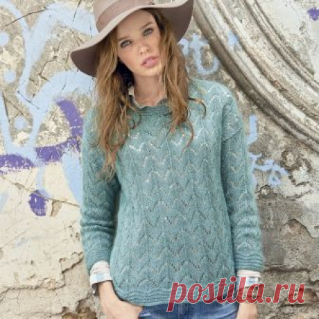 Ажурный джемпер связан из мохеровой и шелковой пряжи. Спицами. / knittingideas.ru