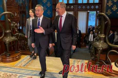 Лавров обсудил с главой МИД Китая урегулирование конфликта на Украине. Стороны отметили бесперспективность попыток урегулирования кризиса без участия России.