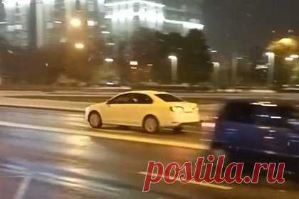 Заснеженную Москву сняли на видео. Москвичи запечатлели припорошенные улицы города на видеокадрах. В ночь на 27 октября в российскую столицу пришла снежная погода. Метель, по прогнозам, ожидается и вечером пятницы. Городские службы еще в четверг обработали проезжую часть и тротуары от гололеда. За чистотой дорог будут следить в течение всего дня.