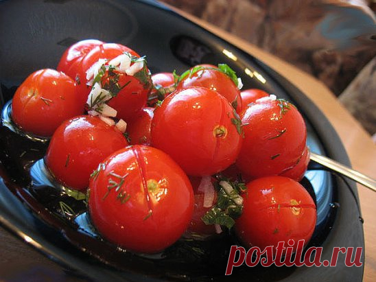 От таких малосольных помидоров с чесночком никто не откажется. Готовятся очень просто и быстро, вкус - изумительный. 
Для малосольных помидор нужно: 
На 1 кг помидоров среднего размера 
1.5 л воды 
4 ст.л. соли 
2 ст.л. сахара 
1.5 ч.л. уксуса 
5 веточек укропа 
1 корень петрушки 
3 листа лаврушки 
2 листа смородины 
4 листика вишни 
6 горошин чёрного перца 
1/3 ч.л. семян горчицы 
1/3 ч.л. паприки 
2 гвоздички 
6 – 8 зуб. чеснока. В принципе, если что-то из предложенного ...