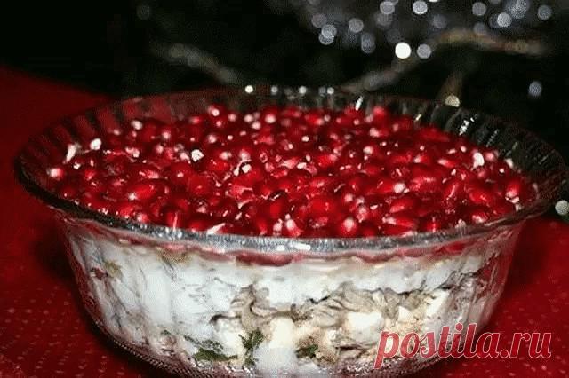 Мясной салат с гранатом

Надо взять:
Свинина
сыр тертый
грецкие орехи
гранат
яйца вареные
укроп

заправка:
майонез + сметана или натуральный йогурт, соль