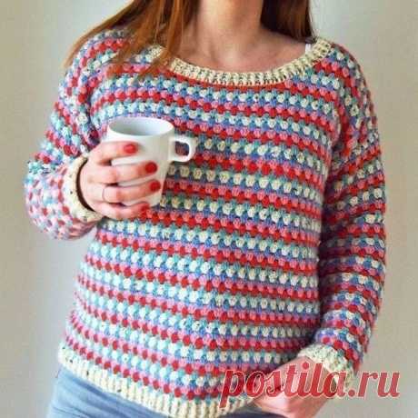 Стильный и универсальный: полосатый джемпер, связанный крючком!