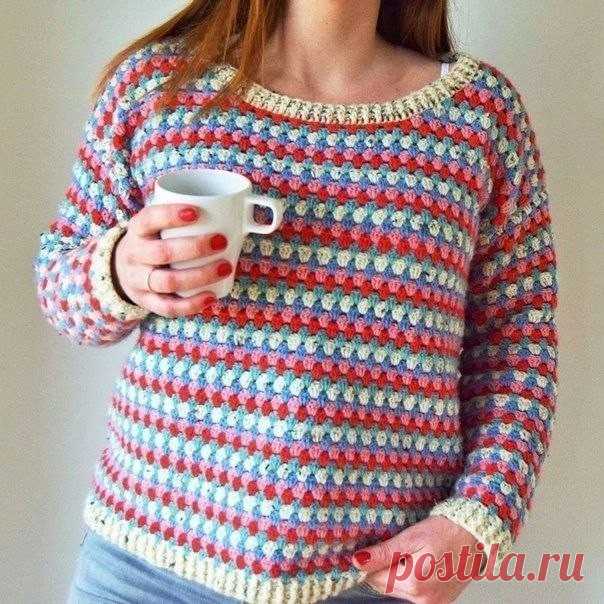 Стильный и универсальный: полосатый джемпер, связанный крючком!