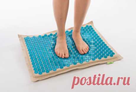 АППЛИКАТОР КУЗНЕЦОВА
Аппликатор Кузнецова представляет собой эффективное и простое в использовании устройство для снятия боли с помощью точечного массажа. Он сделан представляет собой своеобразный коврик большего или меньшего размера, усеянный пластиковыми шипами высокой плотности. Эти шипы при прикладывании к больным местам стимулируют стратегически важные точки на теле (принцип акупунктуры), пробуждая внутренние способности организма к самовосстановлению.
Давление шипами стимулирует кровообр