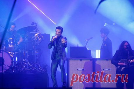 В Грузии сорвали концерт The Killers из-за участия российского музыканта. В Грузии на концерте американской рок-группы группы The Killers солист пригласил на сцену барабанщика из России. Зрители освистали исполнителей, некоторые поклонники покинули концерт. После новостей об инциденте на концерте грузинское «Радио Тбилиси» заявило о снятии с эфира песен The Killers.