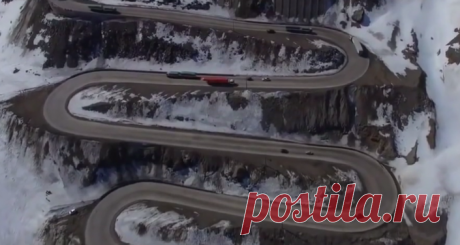 Самая сложная автомобильная дорога – 29 крутых поворотов. Перевал Христа Спасителя | Чёрт побери Горный перевал в Андах между Аргентиной и Чили. Это главный транспортныймаршрут, соединяющий чилийскую столицу Сантьяго с городом Мендоса вАргентине, с довольно затрудненным движением. С двадцатью девятьюкрутыми поворотами на чрезвычайно крутом склоне, это также одна из самыхсложных дорог в мире.   Дорога начинается на чилийской стороне с очень крутого подъема,приблизительно в ...