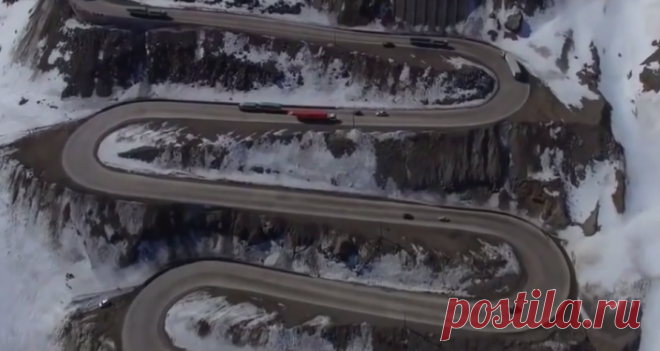 Самая сложная автомобильная дорога – 29 крутых поворотов. Перевал Христа Спасителя | Чёрт побери Горный перевал в Андах между Аргентиной и Чили. Это главный транспортныймаршрут, соединяющий чилийскую столицу Сантьяго с городом Мендоса вАргентине, с довольно затрудненным движением. С двадцатью девятьюкрутыми поворотами на чрезвычайно крутом склоне, это также одна из самыхсложных дорог в мире.   Дорога начинается на чилийской стороне с очень крутого подъема,приблизительно в ...