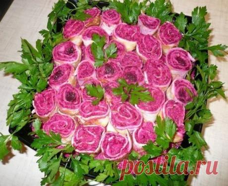 Эффектный
новогодний салат &quot;Миллион алых роз&quot;!

Эффектный праздничный салат, который несомненно украсит любой праздник!

А готовится он очень просто!

Ингредиенты:
- Селёдка - 1 штука;
- Огурец свежий - 2 штука;
- Морковь - 2 штуки;
- Картофель большой - 2 штуки;
- Свекла средняя - 2 штуки;
- Сырок плавленый - 1 штука;
- Твёрдый сыр - 50 грамм;
- Лаваш тонкий - 1 штука;
- Майонез;
- Чеснок - 1-2 зубчика;
- Соль по вкусу.