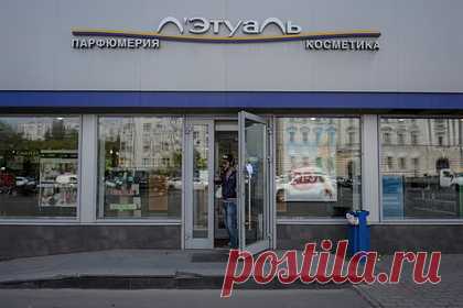 «Л'Этуаль» опровергла информацию о прекращении торговли в России. Сеть магазинов парфюмерии и косметики «Л'Этуаль» опровергла информацию о прекращении торговли в России. «Друзья, данная информация — фейки. Мы работаем в официальном режиме», — говорится в сообщении. Ранее в сети появилась информация о том, «Л'Этуаль» временно закрывает свои магазины в России.