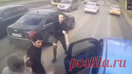 В драке после ДТП россиянин напал на водителя автобуса с перцовым баллончиком. В Ярославле ДТП с участием двух водителей закончилось дракой. Об этом сообщает &quot;Янинформ&quot;. Инцидент произошел на Ленинградском проспекте. Водитель машины нарушил правила дорожного движения, что заставило водителя автобуса ...