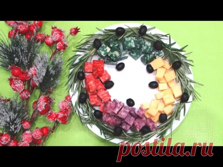 СЫРНАЯ ТАРЕЛКА. Красивая подача СЫРА НА ПРАЗДНИЧНЫЙ СТОЛ. Королевство Вкусных Блюд. - YouTube

Ингредиенты:
Сыр  &quot;Российский&quot; - 200 гр.
Сыр Isabella Lavender - 200 гр.
Сыр Pomadore Piccante - 200 гр.
Сыр Basilico - 200 гр.
Розмарин - 2-3 веточки
Оливки черные без косточек - 17 шт.