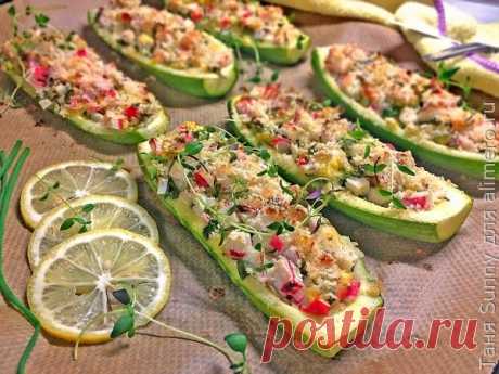 👌 Кабачок, фаршированный крабовым мясом, рецепты с фото Март – самое время напасть на овощи и фрукты. Даже если они генномодифицированные франкенштейны, даже если они полуватные заиндивелые пакеты из морозилки, даже если они стóят, как...