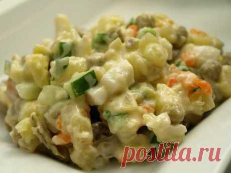 Рецепт праздничного салата с кальмарами и огурчиками / Простые рецепты