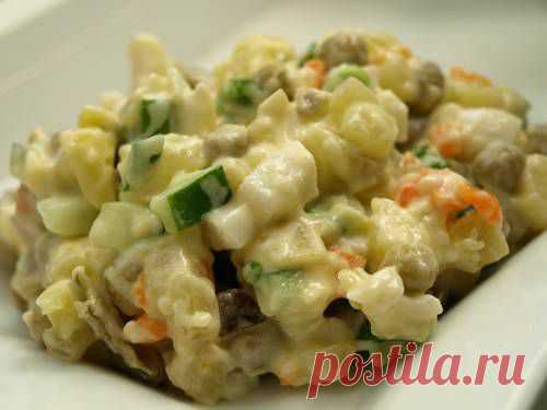 Рецепт праздничного салата с кальмарами и огурчиками / Простые рецепты