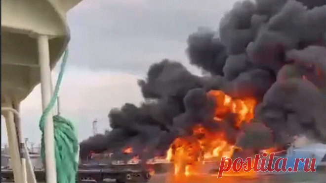 Попавший под удар ВСУ паром в порту "Кавказ" затонул наполовину. Попавший под удар украинских войск паром с топливными цистернами в порту "Кавказ" затонул только наполовину. Об этом пишет РИА Новости со ссылкой на источник в экстренных службах. "В порту просто стекла повылетали, корабль ...