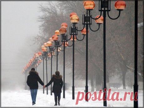 Опять они поссорились в трамвае не сдерживаясь не стыдясь чужих.Но,зависти невольной не скрывая,взволнованно глядела я на них(Маргарита Алигер)(волшебная страна книг к.н.)