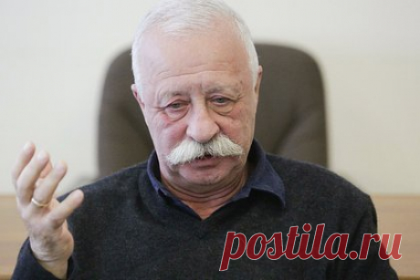 Якубович рассказал о связанном с КВН курьезном случае. Советский и российский телеведущий, актер Леонид Якубович рассказал о связанном с КВН курьезном случае, когда половина зрителей вышла из зала во время выступления МИСИ. Ведущий отметил, что ушедшие зрители вернулись в зал спустя 25 минут выступления с 20-литровыми канистрами вина.