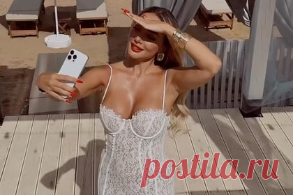 42-летняя Анна Седокова прошлась по улице в прозрачном платье с глубоким декольте